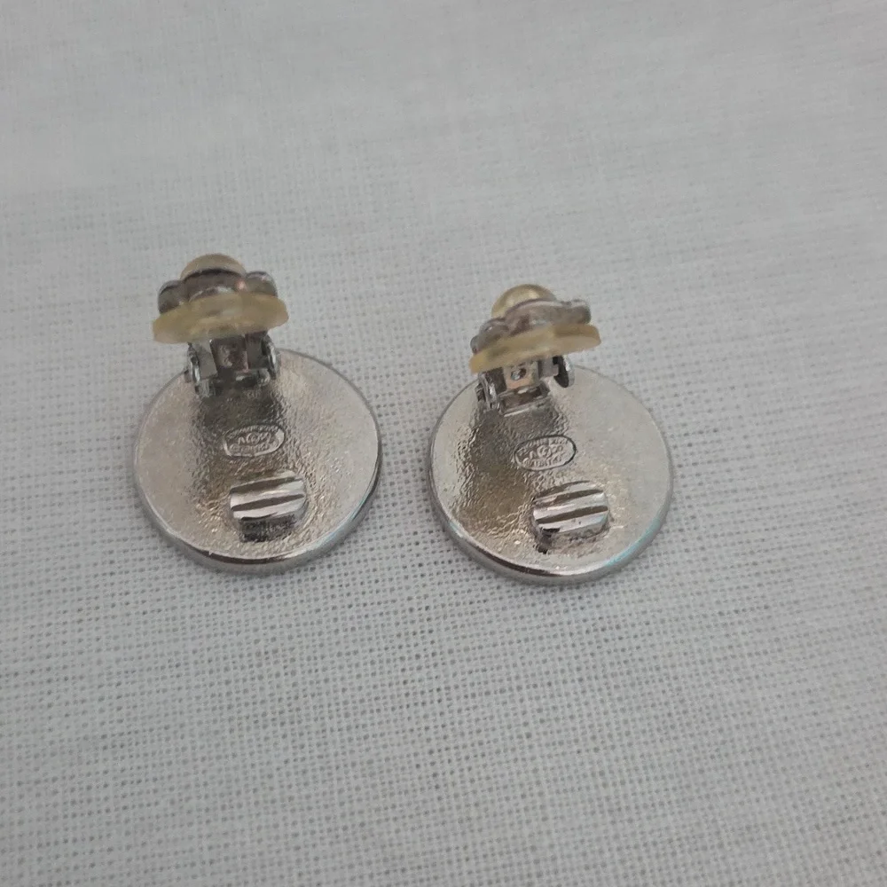 CHANEL Cream and Silver Clip-on Earrings - Picture 5 of 9